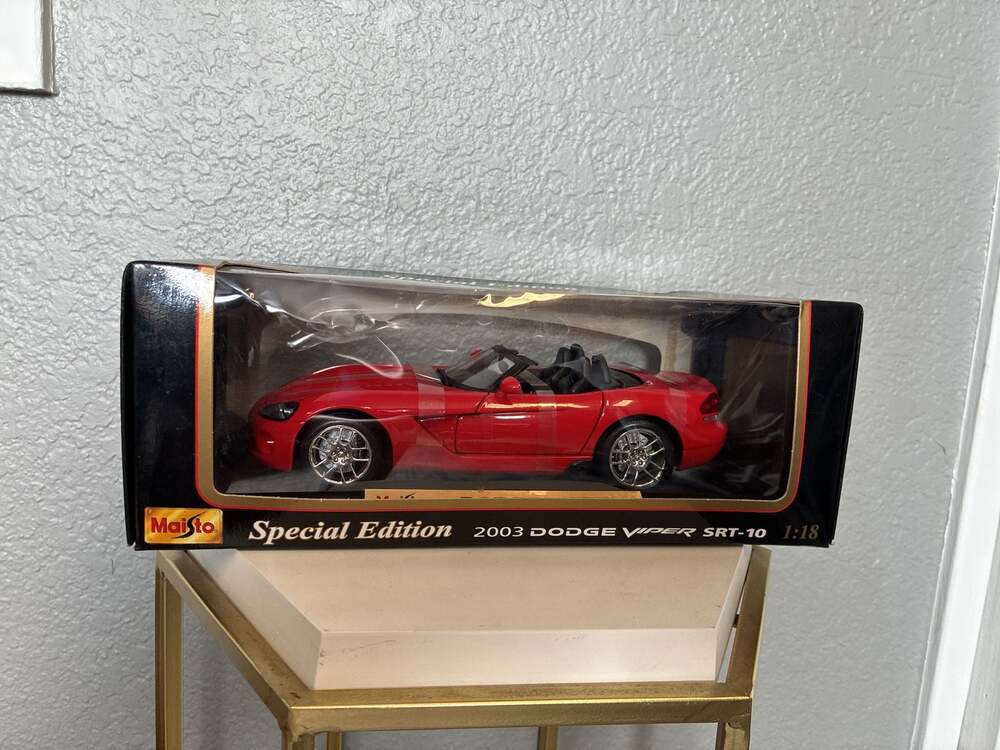 Maisto Special Edition 2003 Dodge Viper SRT-10 1:18 Diecast Model